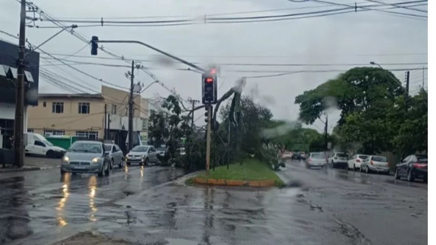 Vendaval teve característica de tornado em Cascavel, diz município