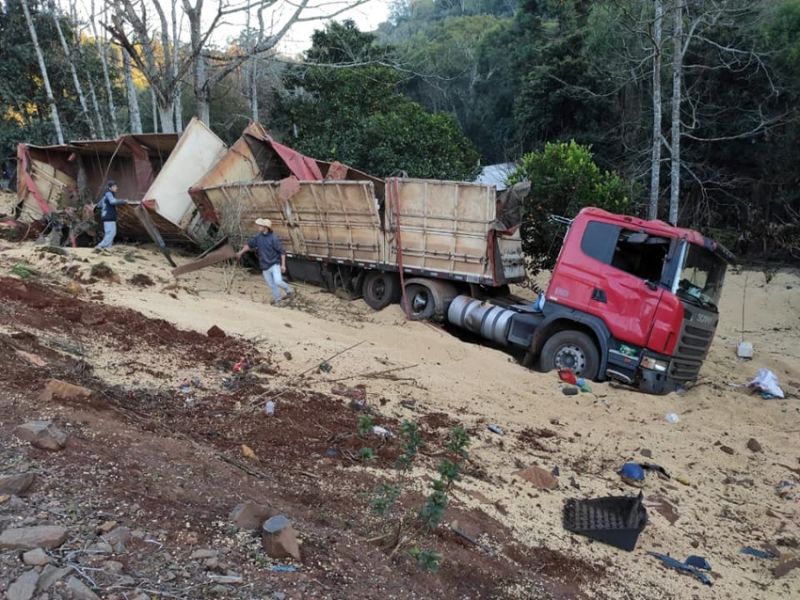 Carreta_entre_Santa_Izabel_do_Oeste_e_Salto_do_Lontra_1