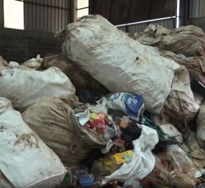 Lixo exposto em projeto de reciclagem preocupa população de Santa Tereza do Oeste