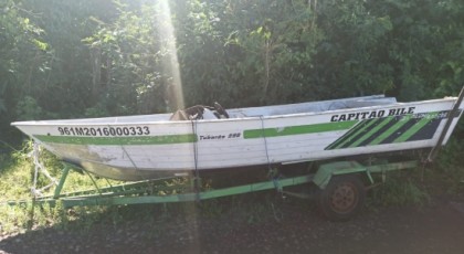 Carretinha com barco é encontrada abandonada no centro de Santa Lúcia
