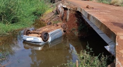 Mulher morre após carro capotar dentro de rio